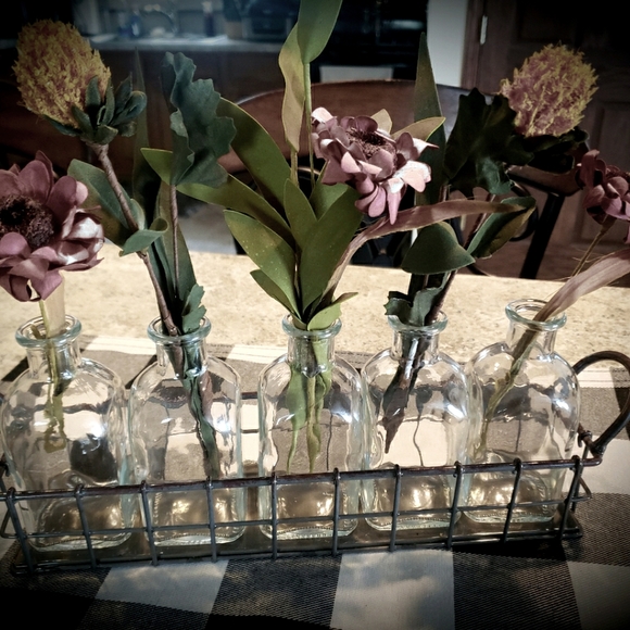 Decorative dried flower arrangement